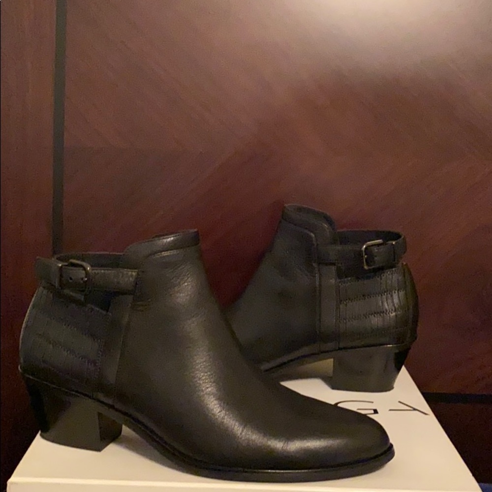 Via Spiga V-Caryn Leather Ankle Booties